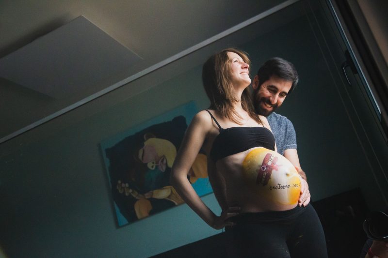 Reportaje bellypainting embarazo en domicilio.