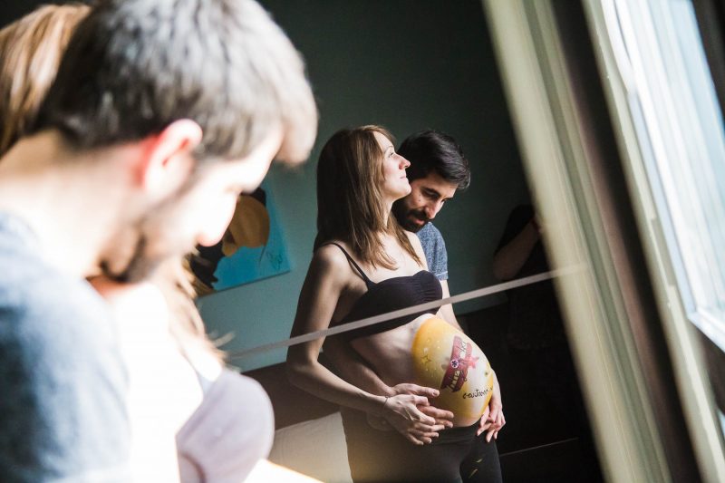 Reportaje bellypainting embarazo en domicilio.