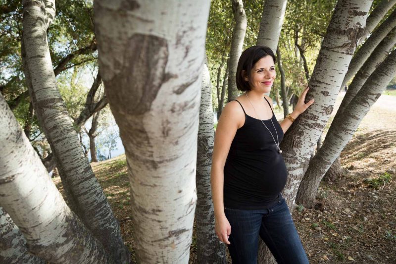 Sesión de fotos de embarazo en exteriores