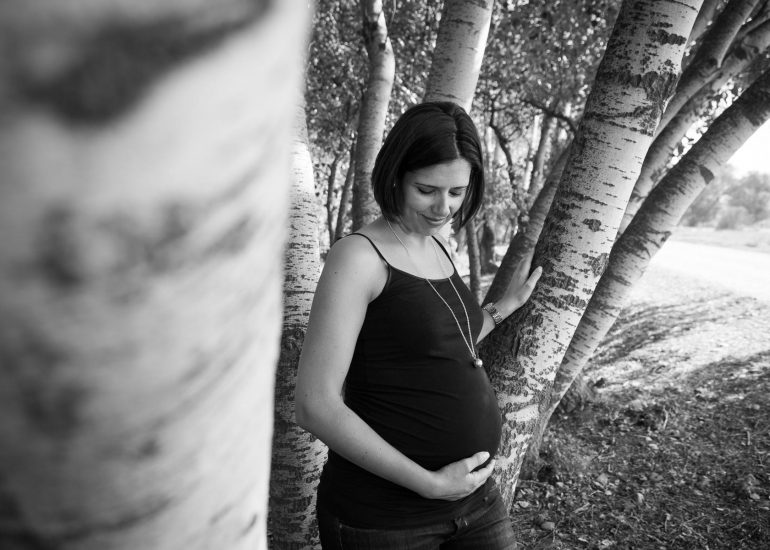 Sesión de fotos de embarazo en exteriores