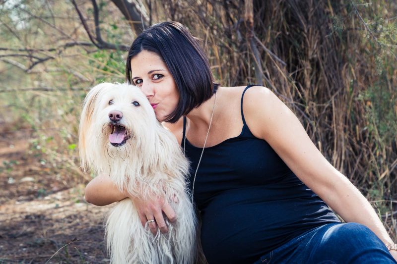 Sesión de fotos de embarazo en exteriores