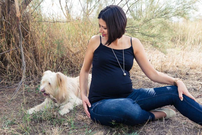 Sesión de fotos de embarazo en exteriores